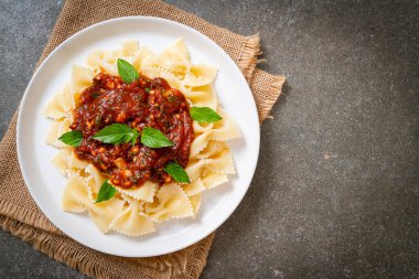 Fesleğenli farfalle makarna ve domates soslu sarımsak - İtalyan sosu