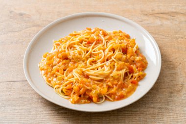 Kremalı domates soslu spagetti makarna veya pembe sos.