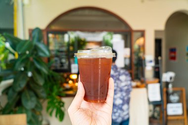 Buzlu americano kahvesi, paket servis bardağında.