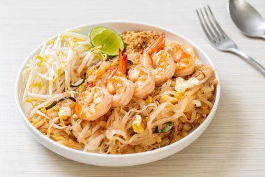 Karides ve lahanalı kızarmış şehriye ya da Pad Thai - Asya yemeği tarzı