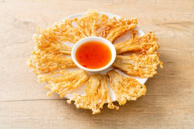 Kızarmış enoki mantarı ya da baharatlı soslu altın iğneli mantar - vejetaryen yemek tarzı.