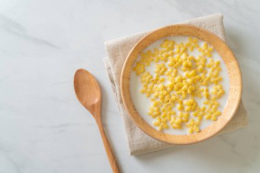 Kahvaltıda taze süt ve tahıl gevreği.