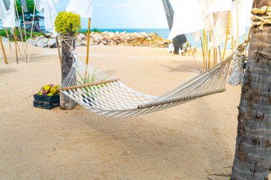 Deniz sahili geçmişi olan boş bir beşik.