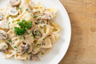 İtalyan usulü beyaz krema soslu farfalle makarna.