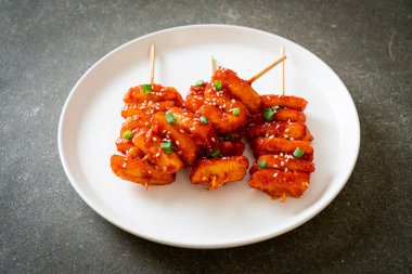 Kore usulü baharatlı soslu kızarmış Kore pirinç keki (Tteokbokki).