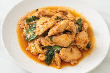 Kızarmış tavuğu acı biber ezmesi ya da biber ezmesi ile karıştırmak - Asya yemeği tarzı