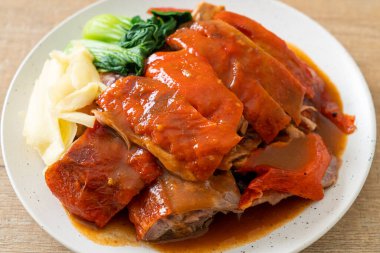 Pekin ördeği ya da ızgara kırmızı soslu kızarmış ördek Çin yemeği tarzı.