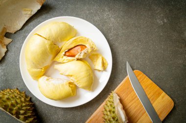 Durian olgun ve taze, durian kabuğu beyaz tabakta.