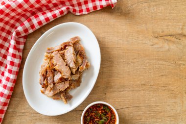 Izgara domuz boynu ya da Tayland baharatlı soslu kömür kaynayan domuz boynu.