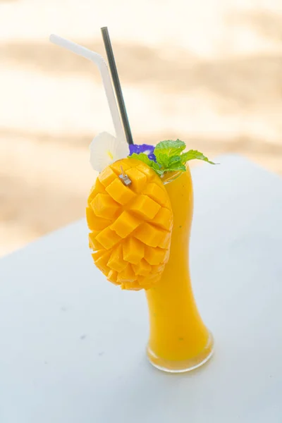 Mango Smoothies Glas Met Zee Strand Achtergrond — Stockfoto