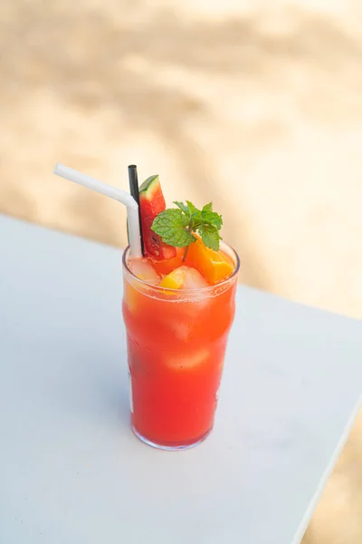 Ponche Fruta Fresca Con Fondo Playa Mar —  Fotos de Stock