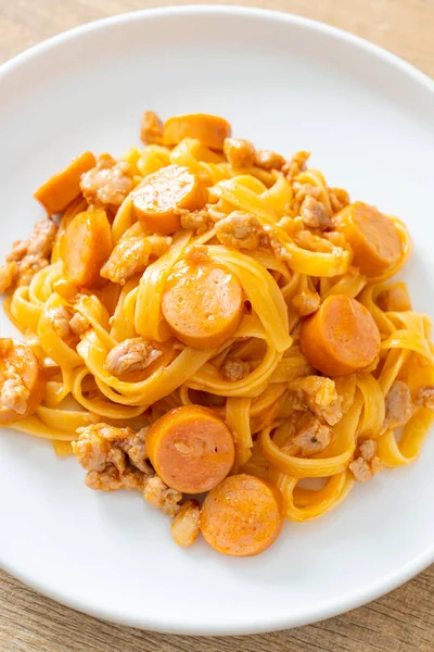 Domowe Spaghetti Kiełbasa Makaronowa Mielona Wieprzowina — Zdjęcie stockowe