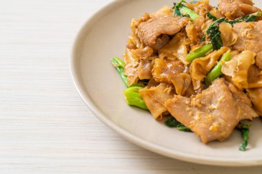 Kızarmış pirinç eriştesi, soya sosu, domuz eti ve lahana. Asya usulü.