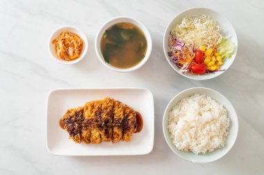 Tonkatsu - Japon usulü domuz pirzolası.