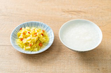 Baharatlı salata turşusu lahana ya da susam yağlı kereviz Asya yemeği tarzı.