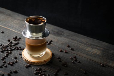 Vietnam tarzında damlayan sıcak sütlü kahve - Saigon veya Vietnam kahvesi