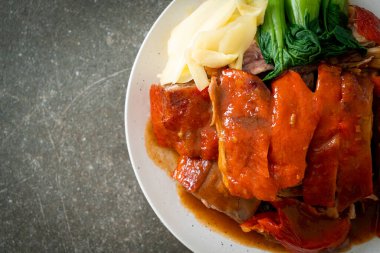 Pekin ördeği ya da ızgara kırmızı soslu kızarmış ördek Çin yemeği tarzı.