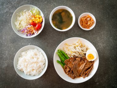 Susamlı teriyaki domuz kızartması, fasulye filizi, haşlanmış yumurta ve pirinç seti - Japon yemek tarzı.