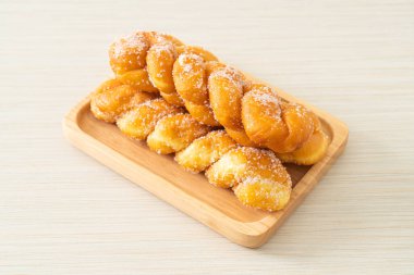 Tahta tabakta, sarmal şekilli şekerli çörek.