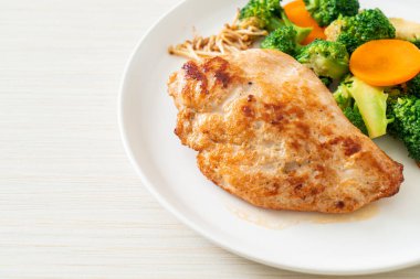 Beyaz tabakta sebzeli ızgara tavuk bifteği