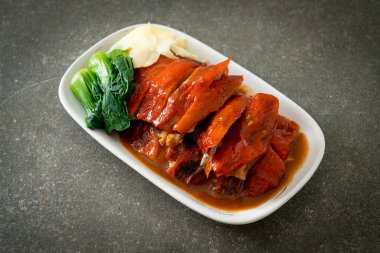 Pekin ördeği ya da ızgara kırmızı soslu kızarmış ördek Çin yemeği tarzı.