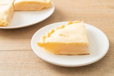 Lezzetli Toddy avuç içi turtaları beyaz tabakta