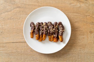 Güneş ışığı kurumuş muz çikolata kaplama veya muz soslu çikolata