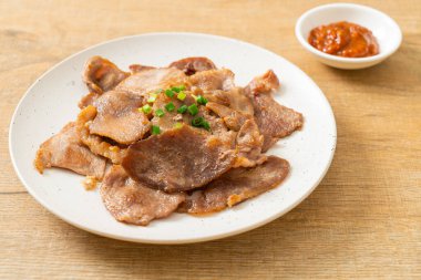 Asya usulü ızgara domuz boynu dilimlenmiş.