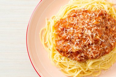 Parmesan peynirli domuz bolonez spagettisi - İtalyan yemeği tarzı.