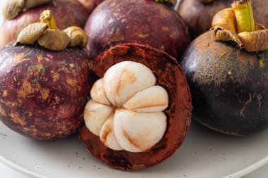 Taze taze mangosteen meyveleri beyaz tabakta