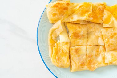 Yumurtalı kızarmış roti ve yoğunlaştırılmış süt.