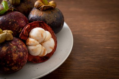 Taze taze mangosteen meyveleri beyaz tabakta