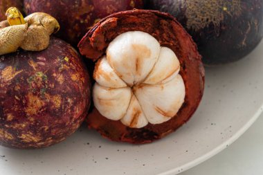 Taze taze mangosteen meyveleri beyaz tabakta