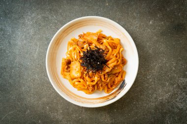 Kore usulü kimchi ve domuz etli kızarmış udon eriştesi.
