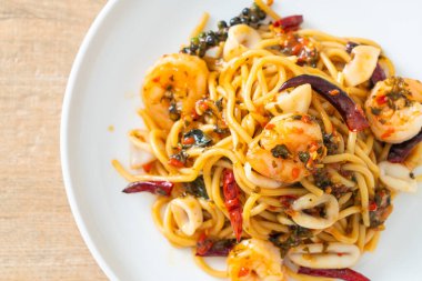 Baharatlı spagetti, karides, kalamar ve biberli kızarmış spagetti.