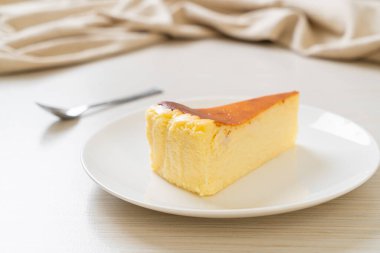 Beyaz tabakta ev yapımı cheesecake.