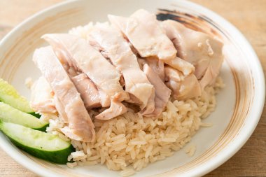 Tavuklu pilav ya da tavuk çorbası ile buğulanmış pirinç - Asya yemeği tarzı.