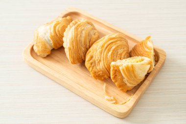 Körili puf böreği. Tahta tabakta doldurulmuş fasulye.