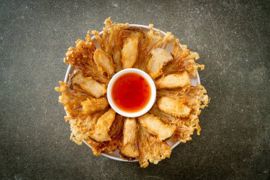 Kızarmış Enoki mantarı ve baharatlı soslu istiridye mantarı. Vejetaryen yemek tarzı.