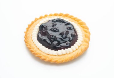 Lezzetli yaban mersinli turta beyaz arka planda izole edilmiş.