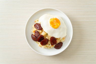 Kızarmış pirinç, yumurta ve Çin sosisi Asya usulü ev yapımı yemek.