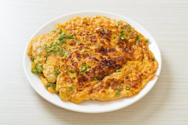 Uzun fasulyeli omlet ya da bezelye - ev yapımı yemek tarzı.
