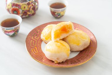 Çin pastası ay pastası ve tuzlu yumurta fıstığı ya da fındıklı börek ve tuzlu yumurta Asya yemeği.