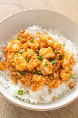 Sarımsaklı karides ve karides lapası.