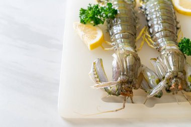 Gemide limonlu taze peygamber devesi karidesi