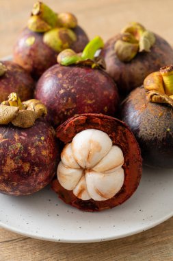 Taze taze mangosteen meyveleri beyaz tabakta
