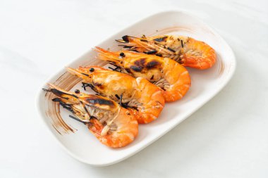 Izgara nehir karidesi ya da karides - deniz ürünleri tarzı