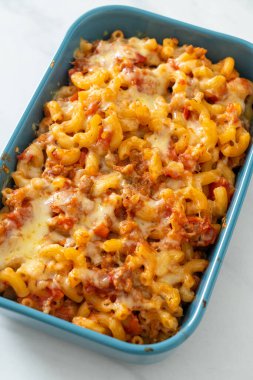İtalyan usulü peynirli ev yapımı fırında makarna.