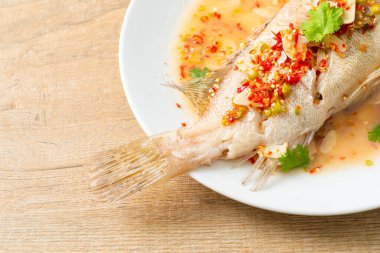 Limonlu ve biberli balık buğulama. Asya usulü.