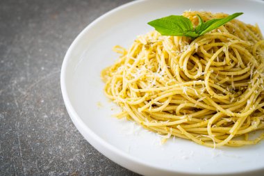 pesto spagetti makarnası - vejetaryen yemeği ve İtalyan yemeği tarzı